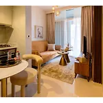 Keyrock Living - Luxury 1Br Apartment With Lake View In Business Bay